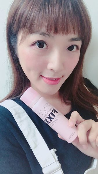 【彩妝】控油蜜粉餅搭配定妝噴霧打造完美妝容不脫妝！約會必備有效吸油持妝。一整天維持清透妝感 - SO NATURAL FIXX全天候超完美定妝噴霧＆FIXX持久控油定妝蜜粉餅