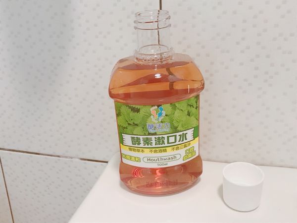 【開箱】約會 / 開會一定要有的隨身漱口水＆超方便口腔噴霧。搭配無酒精漱口水養成潔牙好習慣維護牙齒健康－醣活力天然酵素牙膏