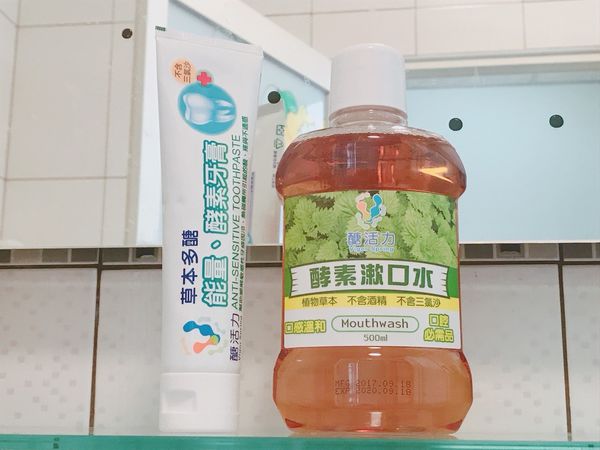 【開箱】約會 / 開會一定要有的隨身漱口水＆超方便口腔噴霧。搭配無酒精漱口水養成潔牙好習慣維護牙齒健康－醣活力天然酵素牙膏