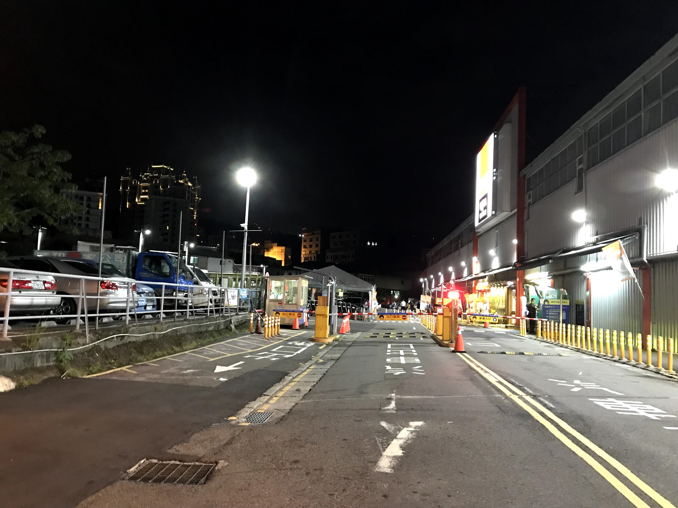 特力屋新莊店停車場