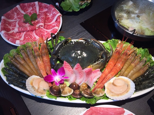 舞古賀鍋物專門店：[美食]舞古賀鍋物專門店-鄰近高雄鼓山巨蛋站，海鮮火鍋&amp;螃蟹和牛，超高CP值得再訪!