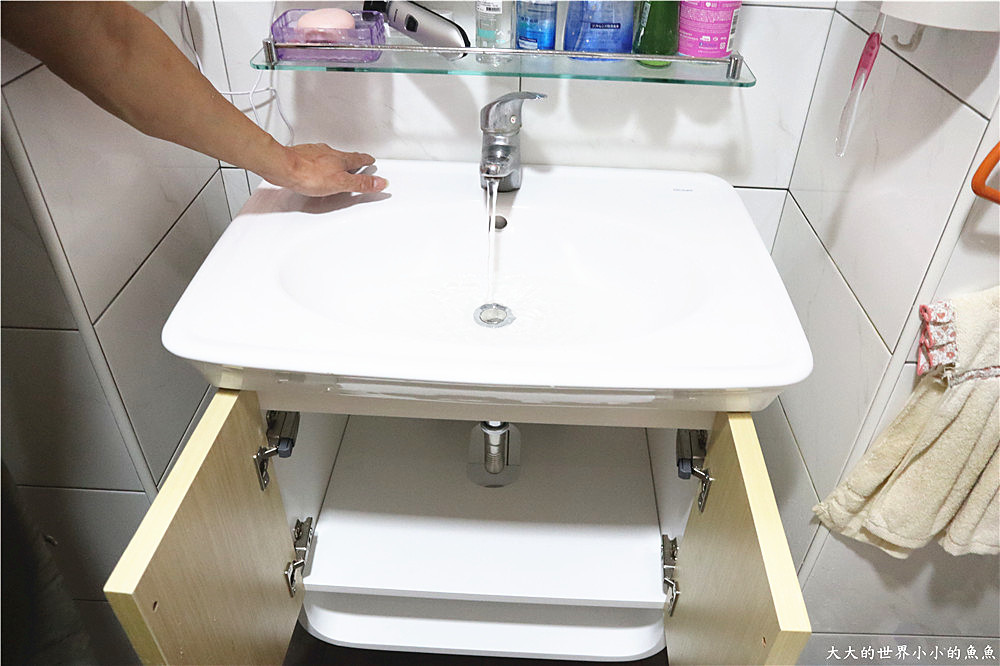 特力屋獨家代理 BRAVAT U型實木多層浴櫃  160