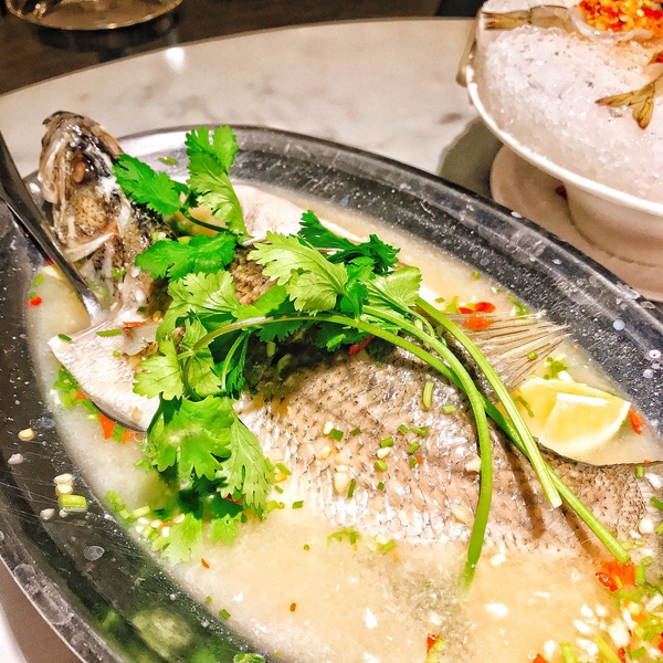 紅舍泰式料理(桃園遠百店)：紅舍泰式料理 桃園遠百店 道地的泰式料理 紅鶴鳥 粉紅鶴 IG熱門打卡點 全新泰式網美餐廳 聚餐推薦 交通便利 桃園火車站