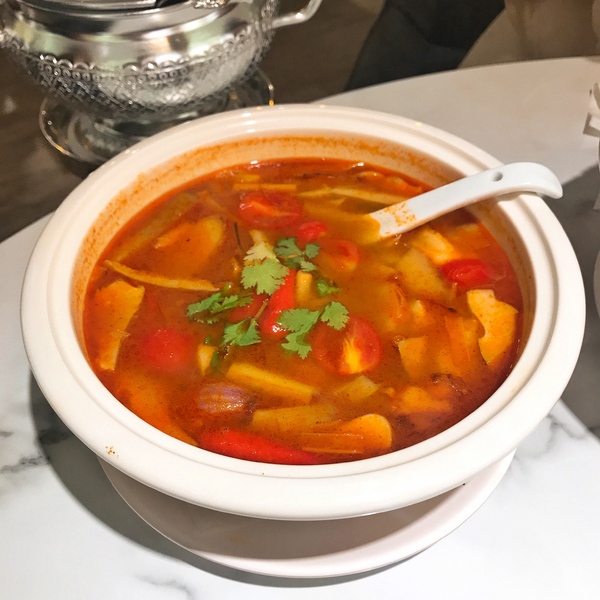 紅舍泰式料理(桃園遠百店)：紅舍泰式料理 桃園遠百店 道地的泰式料理 紅鶴鳥 粉紅鶴 IG熱門打卡點 全新泰式網美餐廳 聚餐推薦 交通便利 桃園火車站