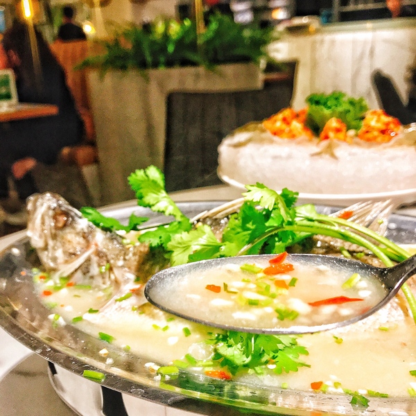 紅舍泰式料理(桃園遠百店)：紅舍泰式料理 桃園遠百店 道地的泰式料理 紅鶴鳥 粉紅鶴 IG熱門打卡點 全新泰式網美餐廳 聚餐推薦 交通便利 桃園火車站