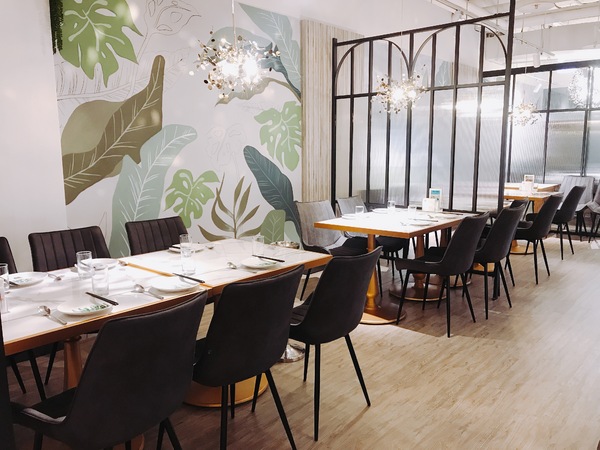 紅舍泰式料理(桃園遠百店)：紅舍泰式料理 桃園遠百店 道地的泰式料理 紅鶴鳥 粉紅鶴 IG熱門打卡點 全新泰式網美餐廳 聚餐推薦 交通便利 桃園火車站