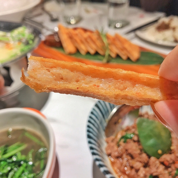 紅舍泰式料理(桃園遠百店)：紅舍泰式料理 桃園遠百店 道地的泰式料理 紅鶴鳥 粉紅鶴 IG熱門打卡點 全新泰式網美餐廳 聚餐推薦 交通便利 桃園火車站