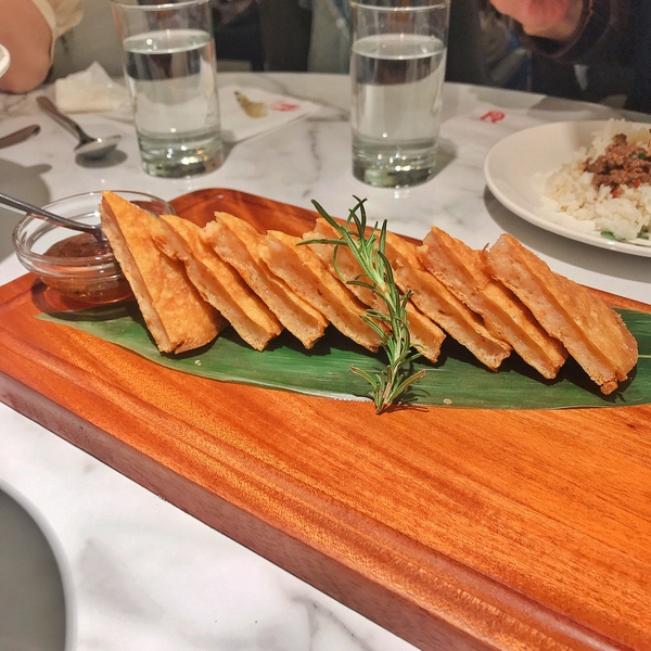 紅舍泰式料理(桃園遠百店)：紅舍泰式料理 桃園遠百店 道地的泰式料理 紅鶴鳥 粉紅鶴 IG熱門打卡點 全新泰式網美餐廳 聚餐推薦 交通便利 桃園火車站