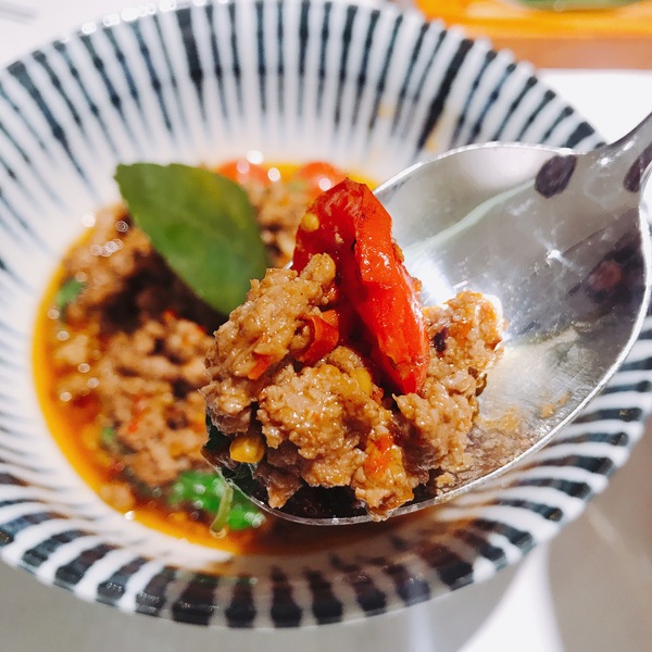 紅舍泰式料理(桃園遠百店)：紅舍泰式料理 桃園遠百店 道地的泰式料理 紅鶴鳥 粉紅鶴 IG熱門打卡點 全新泰式網美餐廳 聚餐推薦 交通便利 桃園火車站