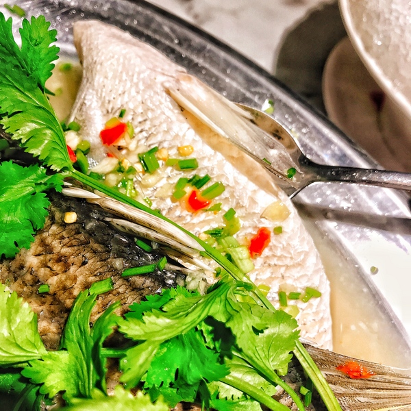 紅舍泰式料理(桃園遠百店)：紅舍泰式料理 桃園遠百店 道地的泰式料理 紅鶴鳥 粉紅鶴 IG熱門打卡點 全新泰式網美餐廳 聚餐推薦 交通便利 桃園火車站