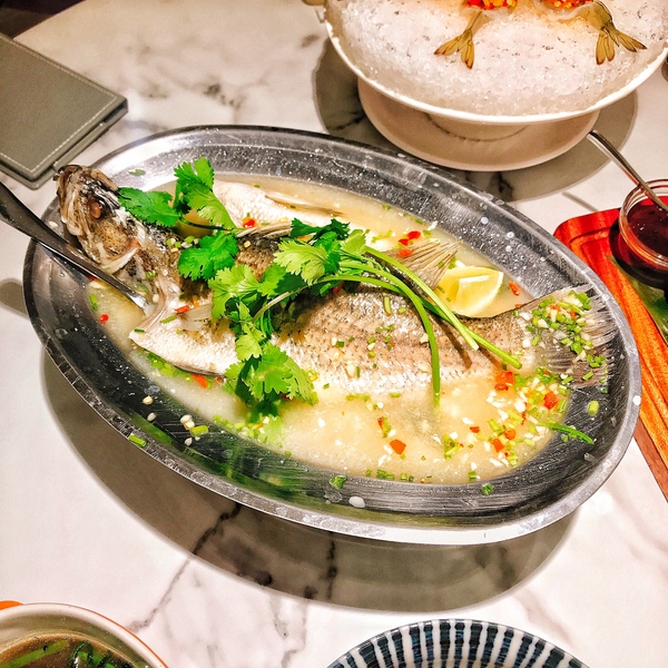 紅舍泰式料理(桃園遠百店)：紅舍泰式料理 桃園遠百店 道地的泰式料理 紅鶴鳥 粉紅鶴 IG熱門打卡點 全新泰式網美餐廳 聚餐推薦 交通便利 桃園火車站