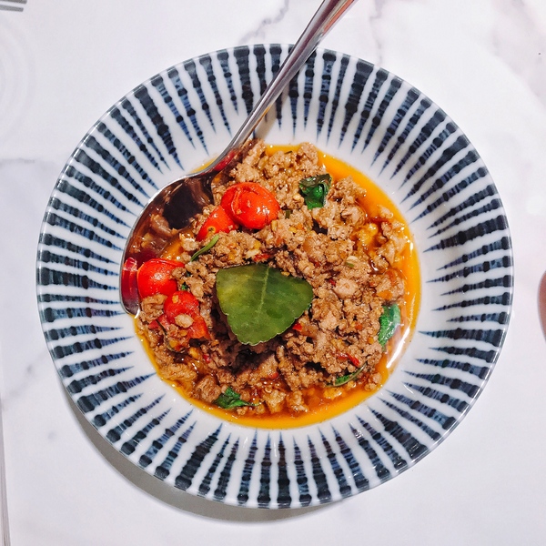 紅舍泰式料理(桃園遠百店)：紅舍泰式料理 桃園遠百店 道地的泰式料理 紅鶴鳥 粉紅鶴 IG熱門打卡點 全新泰式網美餐廳 聚餐推薦 交通便利 桃園火車站