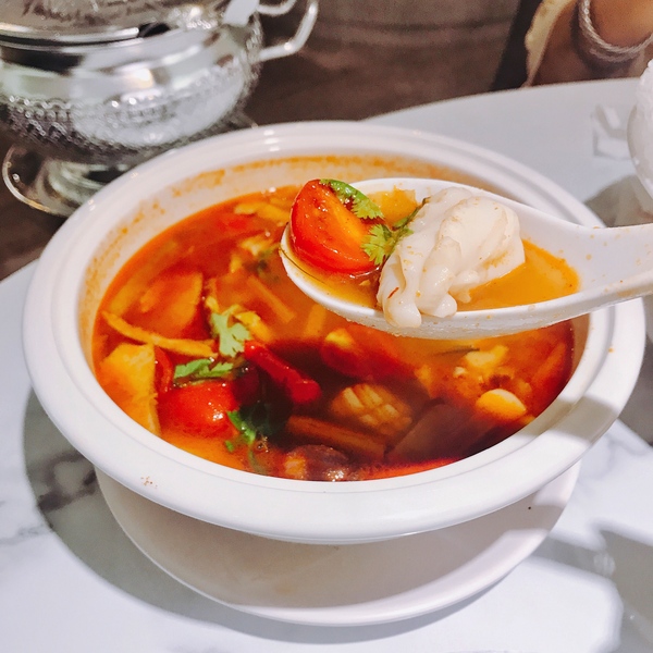 紅舍泰式料理(桃園遠百店)：紅舍泰式料理 桃園遠百店 道地的泰式料理 紅鶴鳥 粉紅鶴 IG熱門打卡點 全新泰式網美餐廳 聚餐推薦 交通便利 桃園火車站