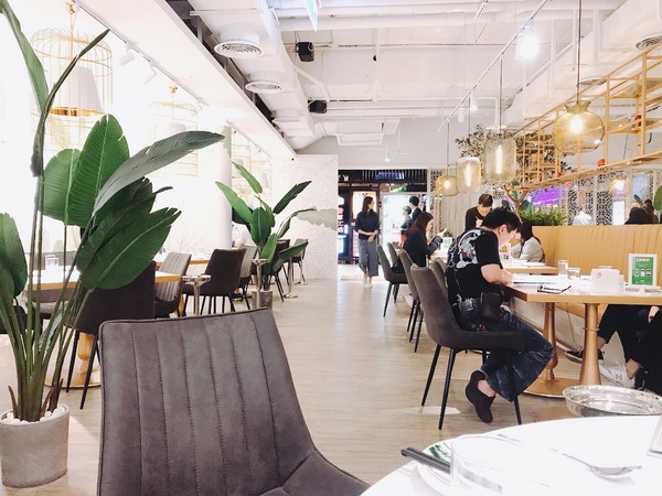 紅舍泰式料理(桃園遠百店)：紅舍泰式料理 桃園遠百店 道地的泰式料理 紅鶴鳥 粉紅鶴 IG熱門打卡點 全新泰式網美餐廳 聚餐推薦 交通便利 桃園火車站