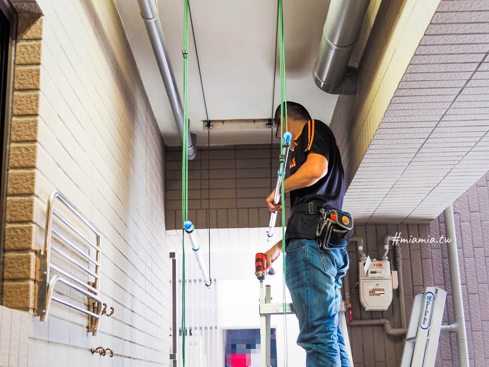 特力屋 特力家 手搖式升降曬衣架 手搖式曬衣架 手搖式曬衣桿 搬家 居家裝潢 居家改裝 DIY 免費到府安裝 輕鬆曬衣服 後陽台 曬衣空間 妙妙屋 妙麻 手搖曬衣架安裝 安耐曬 夏至島 昇虹升降 不鏽鋼曬衣架 拉繩式曬衣架 一年售後保固 家政婦 曬衣架分享 頂天曬衣 升降式曬衣 電動曬衣 手動曬衣 輕鬆曬衣 波浪曬衣桿 防風曬衣桿 曬衣輕鬆不費力