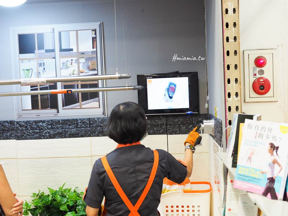 特力屋 特力家 手搖式升降曬衣架 手搖式曬衣架 手搖式曬衣桿 搬家 居家裝潢 居家改裝 DIY 免費到府安裝 輕鬆曬衣服 後陽台 曬衣空間 妙妙屋 妙麻 手搖曬衣架安裝 安耐曬 夏至島 昇虹升降 不鏽鋼曬衣架 拉繩式曬衣架 一年售後保固 家政婦 曬衣架分享 頂天曬衣 升降式曬衣 電動曬衣 手動曬衣 輕鬆曬衣 波浪曬衣桿 防風曬衣桿 曬衣輕鬆不費力 304不鏽鋼曬衣架