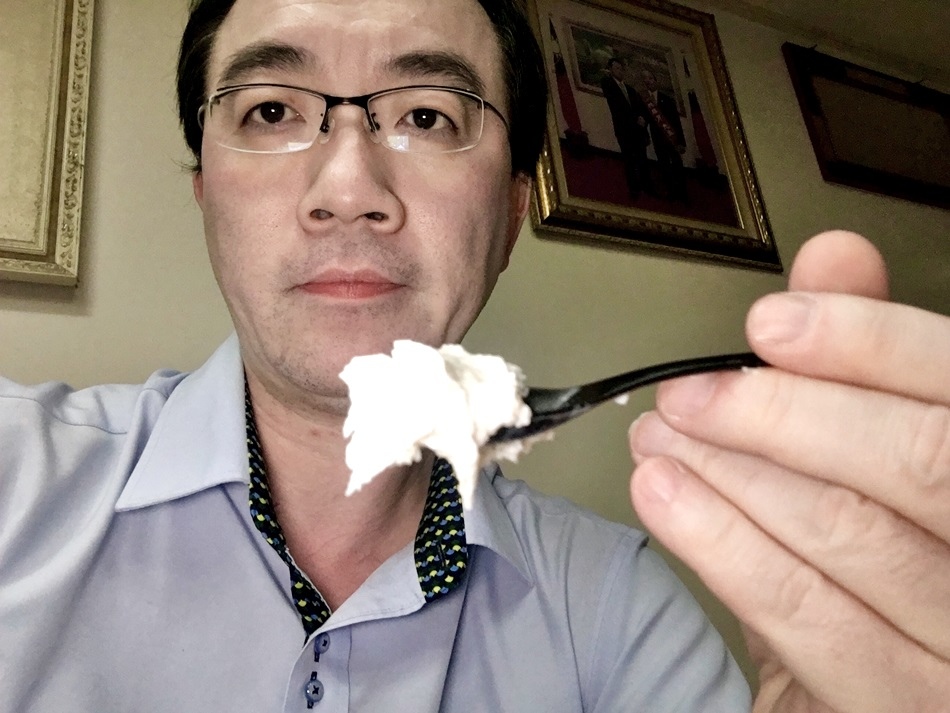 宅配甜點-手工芋泥蛋糕麥仕佳鮮芋奶酪蛋糕盒綿密香濃大甲芋頭製作，獨家爐烤烘焙鎖住原始芋頭香，高成本100斤的芋頭只能烤出55斤的純芋泥，與滑嫩奶酪層層疊疊成讓人齒頰留香的濃醇美味