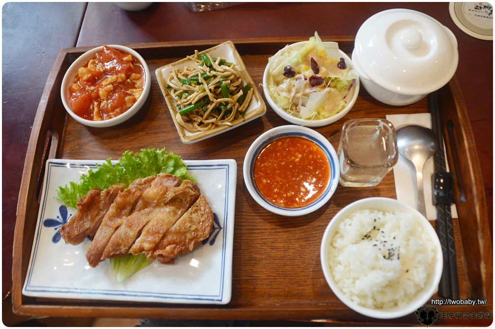 南投埔里餐廳-埔里簡餐美食|樂食府人文茶館-禪風簡約環境裡用餐