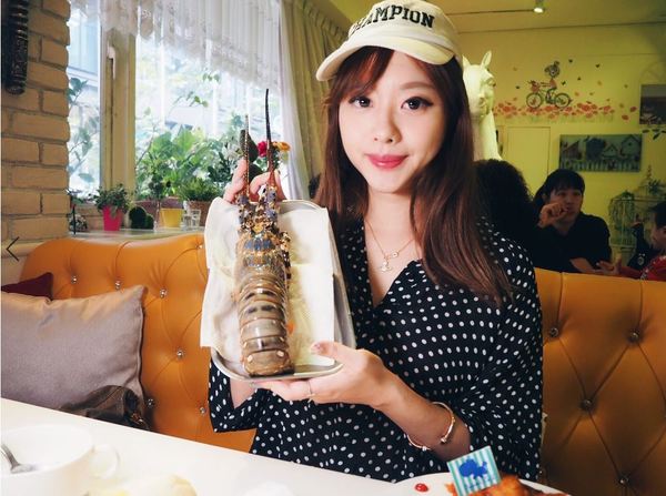 Oyami cafe：Oyami Cafe 七彩龍蝦套餐 IG打卡 姊妹聚餐推薦 平價高級食材下午茶 德國農莊B&amp;G有機花茶 輕食咖啡廳 捷運西門町站 西門美食