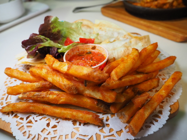 Oyami cafe：Oyami Cafe 七彩龍蝦套餐 IG打卡 姊妹聚餐推薦 平價高級食材下午茶 德國農莊B&amp;G有機花茶 輕食咖啡廳 捷運西門町站 西門美食