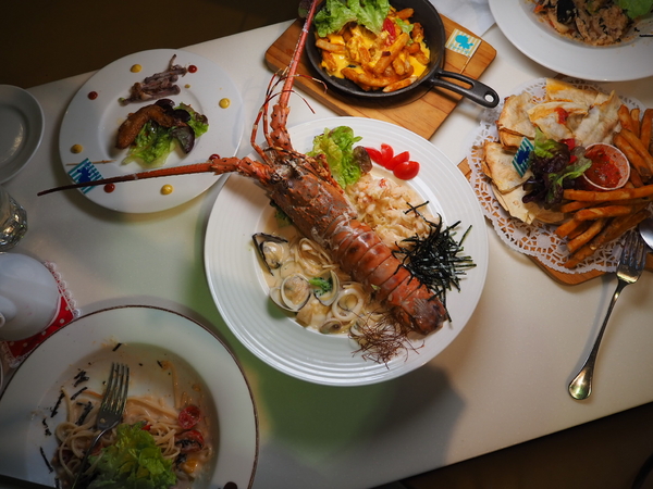 Oyami cafe：Oyami Cafe 七彩龍蝦套餐 IG打卡 姊妹聚餐推薦 平價高級食材下午茶 德國農莊B&amp;G有機花茶 輕食咖啡廳 捷運西門町站 西門美食