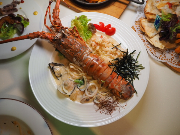 Oyami cafe：Oyami Cafe 七彩龍蝦套餐 IG打卡 姊妹聚餐推薦 平價高級食材下午茶 德國農莊B&amp;G有機花茶 輕食咖啡廳 捷運西門町站 西門美食