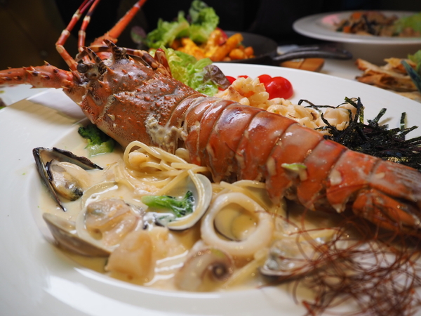 Oyami cafe：Oyami Cafe 七彩龍蝦套餐 IG打卡 姊妹聚餐推薦 平價高級食材下午茶 德國農莊B&amp;G有機花茶 輕食咖啡廳 捷運西門町站 西門美食