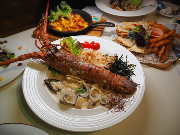 Oyami cafe：Oyami Cafe 七彩龍蝦套餐 IG打卡 姊妹聚餐推薦 平價高級食材下午茶 德國農莊B&amp;G有機花茶 輕食咖啡廳 捷運西門町站 西門美食