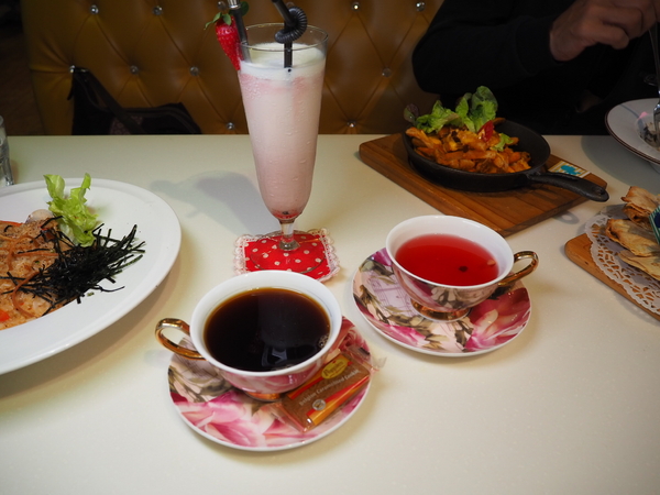 Oyami cafe：Oyami Cafe 七彩龍蝦套餐 IG打卡 姊妹聚餐推薦 平價高級食材下午茶 德國農莊B&amp;G有機花茶 輕食咖啡廳 捷運西門町站 西門美食