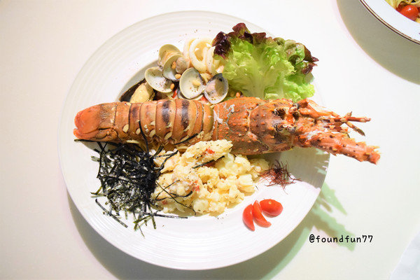 Oyami cafe：超蝦的!大份量龍蝦義大利麵Oyami cafe/台北西門町／義大利麵／下午茶／鬆餅