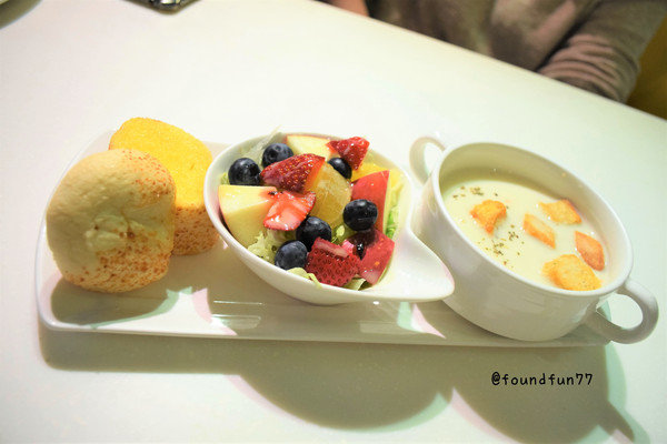 Oyami cafe：超蝦的!大份量龍蝦義大利麵Oyami cafe/台北西門町／義大利麵／下午茶／鬆餅