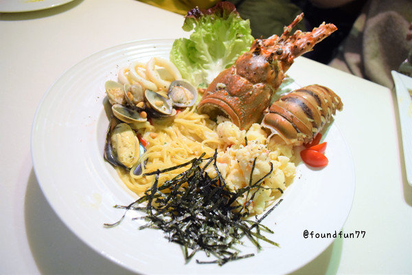 Oyami cafe：超蝦的!大份量龍蝦義大利麵Oyami cafe/台北西門町／義大利麵／下午茶／鬆餅