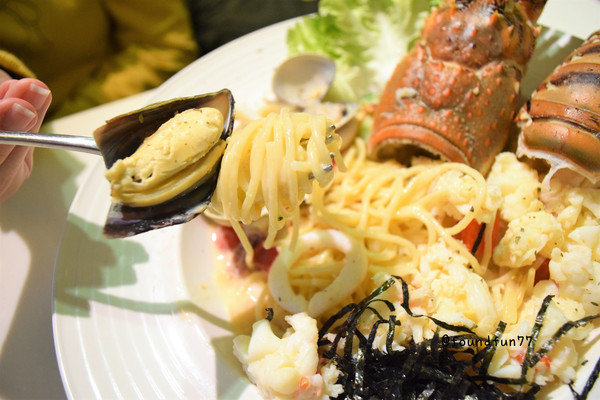 Oyami cafe：超蝦的!大份量龍蝦義大利麵Oyami cafe/台北西門町／義大利麵／下午茶／鬆餅
