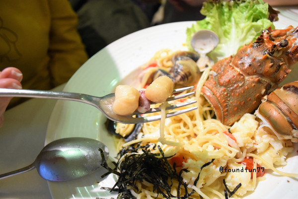 Oyami cafe：超蝦的!大份量龍蝦義大利麵Oyami cafe/台北西門町／義大利麵／下午茶／鬆餅