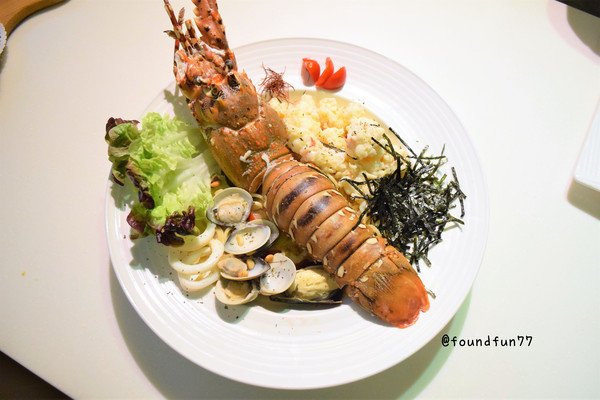 Oyami cafe：超蝦的!大份量龍蝦義大利麵Oyami cafe/台北西門町／義大利麵／下午茶／鬆餅