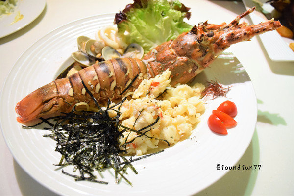 Oyami cafe：超蝦的!大份量龍蝦義大利麵Oyami cafe/台北西門町／義大利麵／下午茶／鬆餅