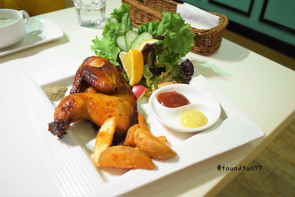 Oyami cafe：超蝦的!大份量龍蝦義大利麵Oyami cafe/台北西門町／義大利麵／下午茶／鬆餅