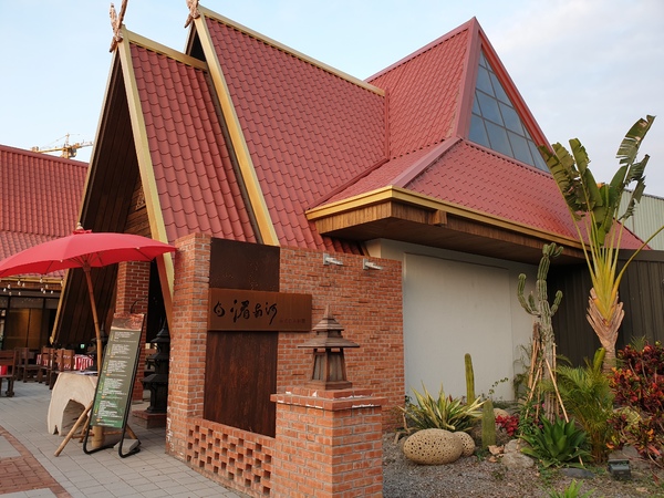 湄南河泰式庭園餐廳： 【台中南屯】湄南河泰式庭園餐廳 泰式料理 泰服試穿