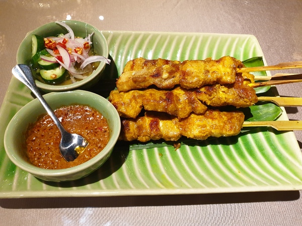 湄南河泰式庭園餐廳： 【台中南屯】湄南河泰式庭園餐廳 泰式料理 泰服試穿