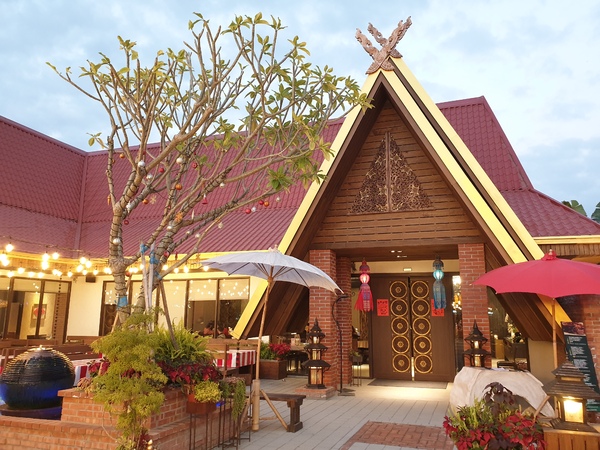 湄南河泰式庭園餐廳： 【台中南屯】湄南河泰式庭園餐廳 泰式料理 泰服試穿