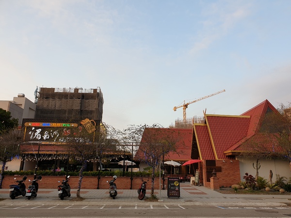 湄南河泰式庭園餐廳： 【台中南屯】湄南河泰式庭園餐廳 泰式料理 泰服試穿