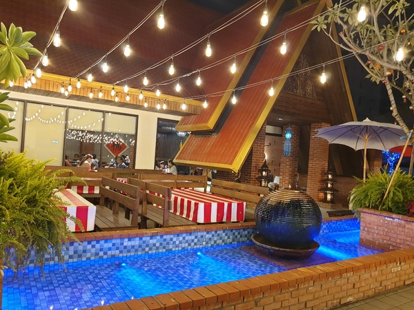 湄南河泰式庭園餐廳： 【台中南屯】湄南河泰式庭園餐廳 泰式料理 泰服試穿