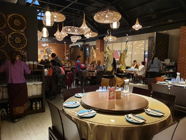 湄南河泰式庭園餐廳： 【台中南屯】湄南河泰式庭園餐廳 泰式料理 泰服試穿