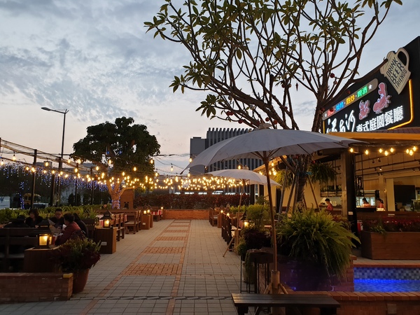 湄南河泰式庭園餐廳： 【台中南屯】湄南河泰式庭園餐廳 泰式料理 泰服試穿