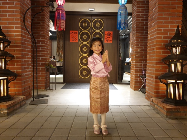 湄南河泰式庭園餐廳： 【台中南屯】湄南河泰式庭園餐廳 泰式料理 泰服試穿