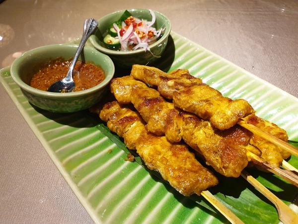 湄南河泰式庭園餐廳： 【台中南屯】湄南河泰式庭園餐廳 泰式料理 泰服試穿
