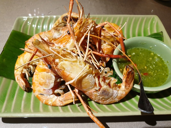 湄南河泰式庭園餐廳： 【台中南屯】湄南河泰式庭園餐廳 泰式料理 泰服試穿