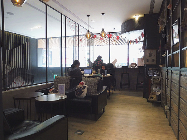 O.L.O CAFE：「台北松山」【O.L.O CAFÉ】亞洲唯一HOTELS.COM聯名主題咖啡館！處處都可見到萌萌可愛的禮賓大使身影，舒適自在的用餐環境，享受一期一會新鮮直送食材的美味餐點，寧靜的品味生活中令人微笑的幸福時刻！ ＃松山下午茶 ＃輕食咖啡 ＃Hotels.com聯名