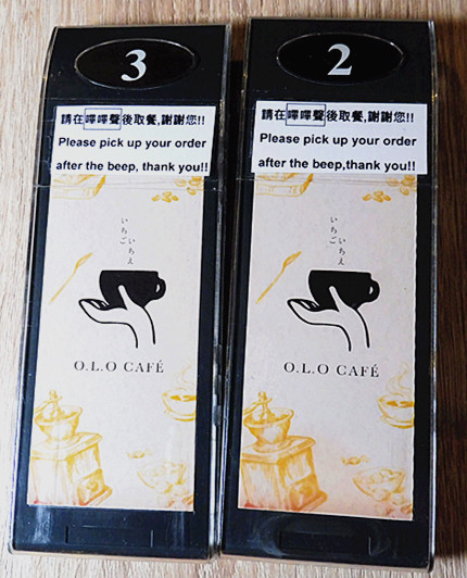 O.L.O CAFE：「台北松山」【O.L.O CAFÉ】亞洲唯一HOTELS.COM聯名主題咖啡館！處處都可見到萌萌可愛的禮賓大使身影，舒適自在的用餐環境，享受一期一會新鮮直送食材的美味餐點，寧靜的品味生活中令人微笑的幸福時刻！ ＃松山下午茶 ＃輕食咖啡 ＃Hotels.com聯名