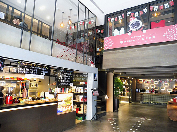 O.L.O CAFE：「台北松山」【O.L.O CAFÉ】亞洲唯一HOTELS.COM聯名主題咖啡館！處處都可見到萌萌可愛的禮賓大使身影，舒適自在的用餐環境，享受一期一會新鮮直送食材的美味餐點，寧靜的品味生活中令人微笑的幸福時刻！ ＃松山下午茶 ＃輕食咖啡 ＃Hotels.com聯名